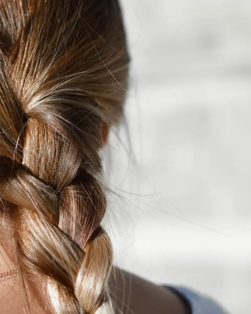 Trenza cosida en cabello castaño claro