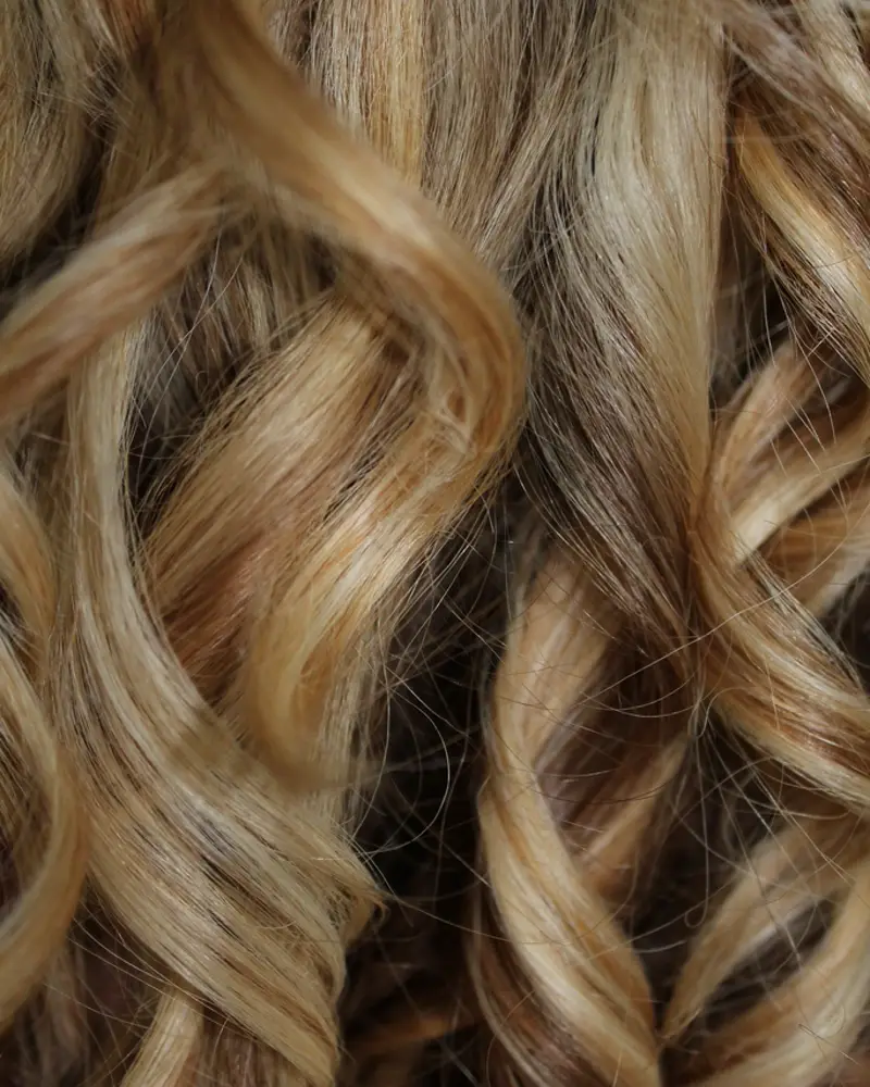 Rulos definidos en cabello rubio