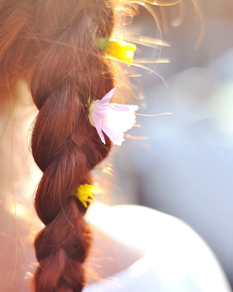 Trenza en cabello colorado con flores