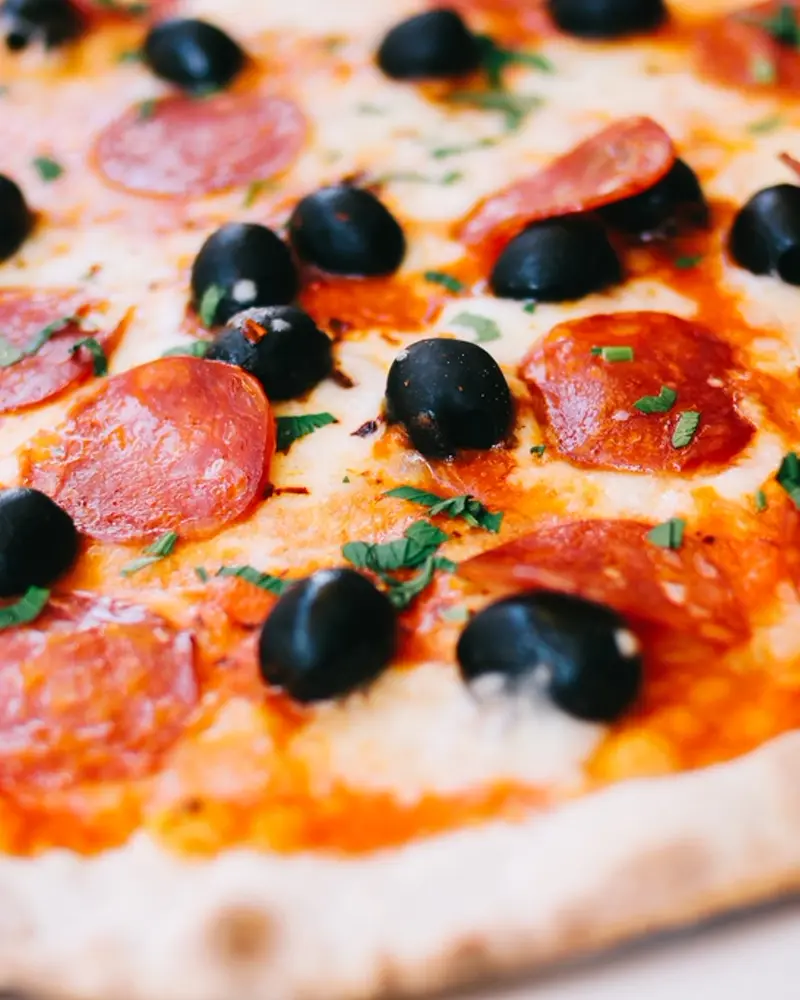 Pizza con salame y aceitunas negras