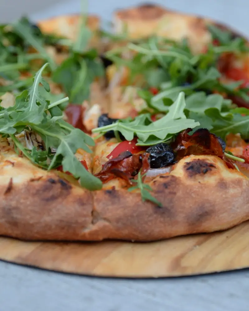 Pizza con rúcula fresca