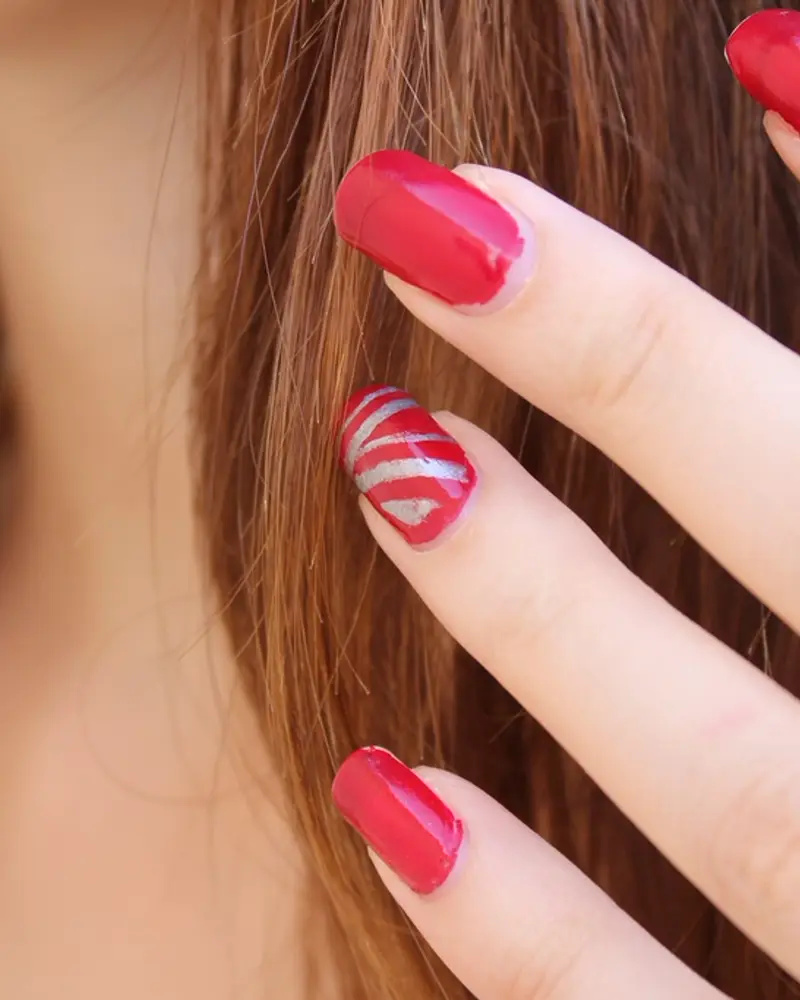 Uñas rojas con diseño de líneas